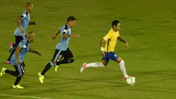 Penyerang Brasil, Neymar berusaha mengontrol bola saat melawat ke markas Uruguay pada lanjutan kualifikasi Piala Dunia 2018 zona Amerika Selatan, Kamis (23/3). Tampil sebagai tim tamu di Stadion Centenario, Brasil menang 4-1. (PABLO Porciuncula/AFP)