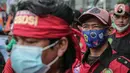 Buruh yang tergabung dalam Konfederasi Serikat Pekerja Indonesia berunjuk rasa di depan Kantor Kementerian Ketenagakerjaan, Jakarta, Rabu (16/2/2022). Buruh menuntut Permenaker Nomor 2 Tahun 2022 yang mengatur JHT baru bisa dicairkan pada usia 56 tahun segera dicabut. (Liputan6.com/Faizal Fanani)