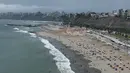 Pengunjung pantai menghabiskan waktu di pantai Agua Dulce di Lima, Peru, Kamis (30/12/2021). Pemerintah Peru mengumumkan penutupan pantai untuk 31 Desember - 1 Januari sebagai langkah untuk membantu mencegah penyebaran virus corona. (AP Photo/Guadalupe Pardo)