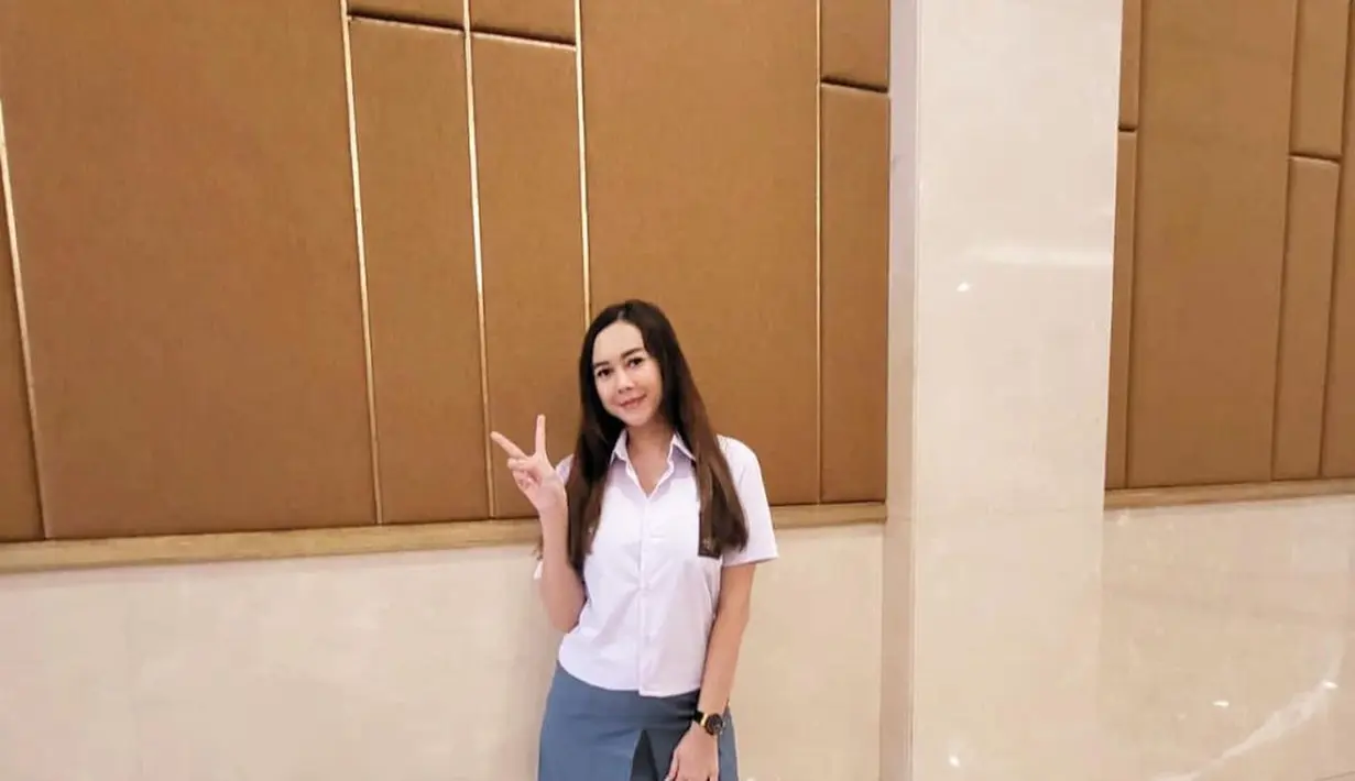 Aura Kasih saat berpose mengenakan seragam Menengah Atas (SMA). Ibu satu anak ini menulis caption di Instagram miliknya “Kemarin jadi anak SMA seharian…”. (Instagram/aurakasih)