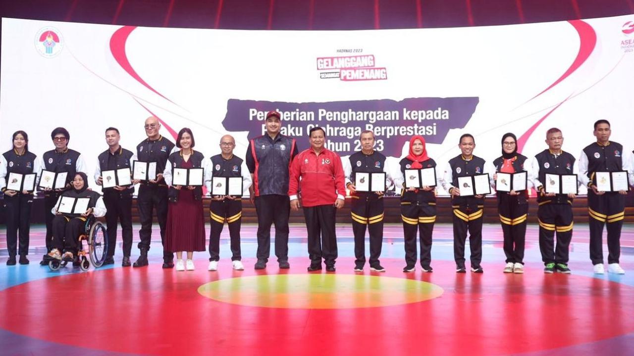 Menteri Pertahanan RI Prabowo Subianto mewakili Presiden RI Joko Widodo membuka dan memberikan arahan pada acara Puncak Hari Olah Raga Nasional (HAORNAS) XL Tahun 2023 di GOR Velodrome Rawamangun, Jakarta, Sabtu (9/9).