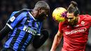 Striker Inter Milan, Romelu Lukaku, duel udara dengan bek Fiorentina, Martin Caceres, pada laga Coppa Italia di Stadion San Siro, Rabu (29/1/2020). Inter Milan menang 2-1 atas Fiorentina. (AFP/Miguel Medina)