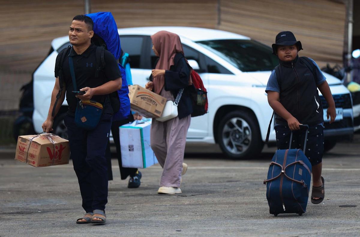 FOTO: Lonjakan Arus Balik Pemudik  di Terminal Kampung Rambutan