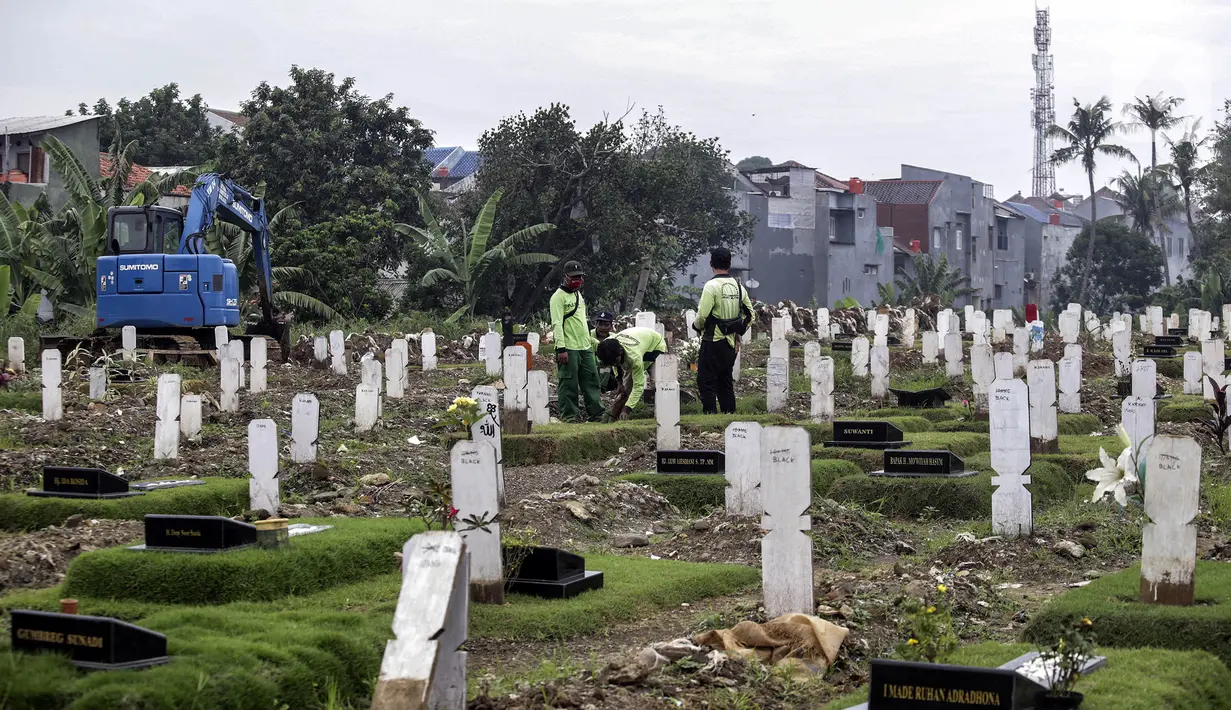 Suasana pemakaman korban COVID-19 di Srengseng Sawah, Jakarta, Selasa (15/6/2021). Kasus COVID-19 pascamudik dan libur Lebaran 2021 terus melonjak, bahkan Jakarta saat ini memasuki fase yang amat genting karena adanya lonjakan drastis kasus COVID-19.(Liputan6.com/Johan Tallo)