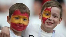Dua bocah mengecat wajahnya dengan warna bendera Spanyol ketika menyaksikan pertandingan Grup B Piala Dunia 2018 melawan Iran di Kazan Arena, Rusia, 20 Juni 2018. (AFP PHOTO / Roman Kruchinin)