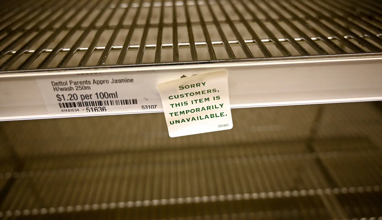 Rak-rak kosong tempat cairan pembersih tangan di sebuah supermarket di Sydney, Rabu (4/3/2020). Supermarket terbesar Australia mengumumkan batas pembelian tisu toilet dan pembersih tangan (handsanitizer) setelah terjadi panic buying akibat ketakutan penyebaran virus corona COVID-19 (PETER PARKS/AFP)