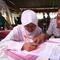 Siswi didampingi orangtuanya mengisi formulir Penerimaan Peserta Didik Baru (PPDB) di Dinas Pendidikan Kota Yogyakarta, Rabu (15/6). PPDB jalur pemegang Kartu Menuju Sehat (KMS) diminati siswa untuk mendapatkan sekolah favorit. (Liputan6.com/Boy Harjanto)