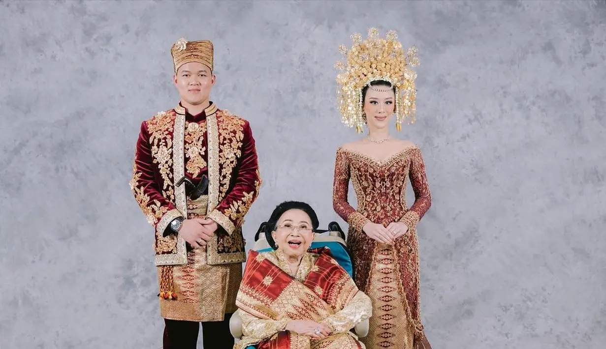 Melihat potret Kusuma Puteri dan suami dalam balutan baju adat Minang dan kain Songketnya. Duduk di kursi roda yang diletakkan di tengah pengantin, sang nenek tampil elegan juga dalam balutan outfit bernuansa serasi. [Foto: Instagram/kusumaputeri]