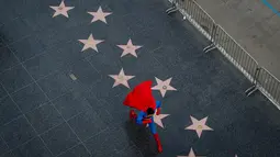 Toly Shtapenko mengenakan kostum Superman menyusuri jalan di Hollywood Boulevard, Los Angeles untuk menarik perhatian turis, 2 Maret 2017. Para pekerja Hollywood Boulevard Character ini menjadi bukti betapa kerasnya kehidupan di Hollywood (AP/Jae C. Hong)