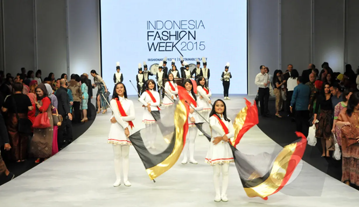 Pertunjukan marching band membuka pagelaran Indonesia Fashion Week (IFW) 2015 di JCC, Jakarta, Kamis (26/2). IFW 2015 menghadirkan 747 brand lokal, 230 desainer, 2.552 fashion outfit dan 32 pagelaran busana. (Liputan6.com/Panji Diksana)