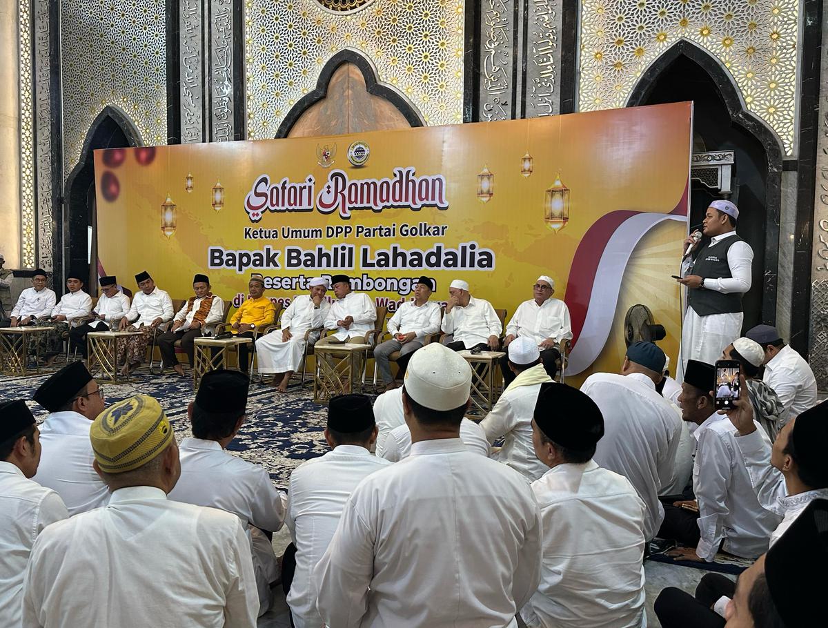 Ketua Umum Partai Golkar Bahlil Lahadalia membawa pengurus Golkar safari Ramadan ke pondok pesantren (ponpes) di Pasuruan