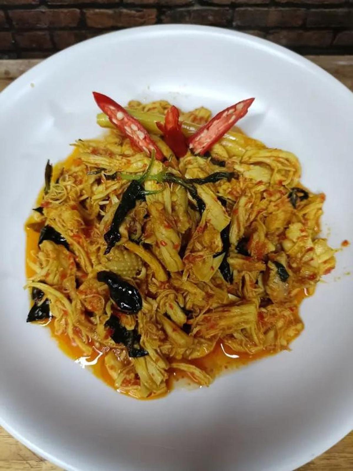 Resep ayam suwir rica-rica kemangi.