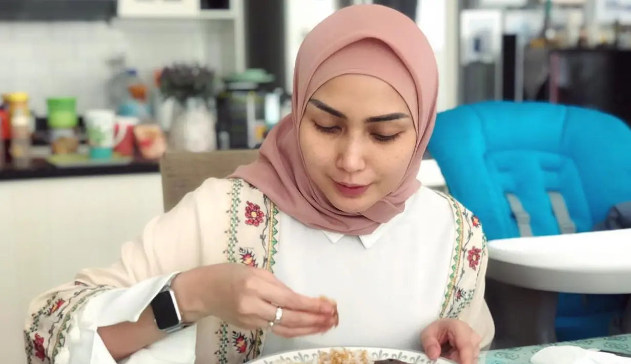 Keputusan Fenita Arie untuk berhijab tidak main-main, bahkan ia juga pandai memadukan busana dan hijabnya sehingga makin terlihat cantik.  (Instagram/fenitarie)