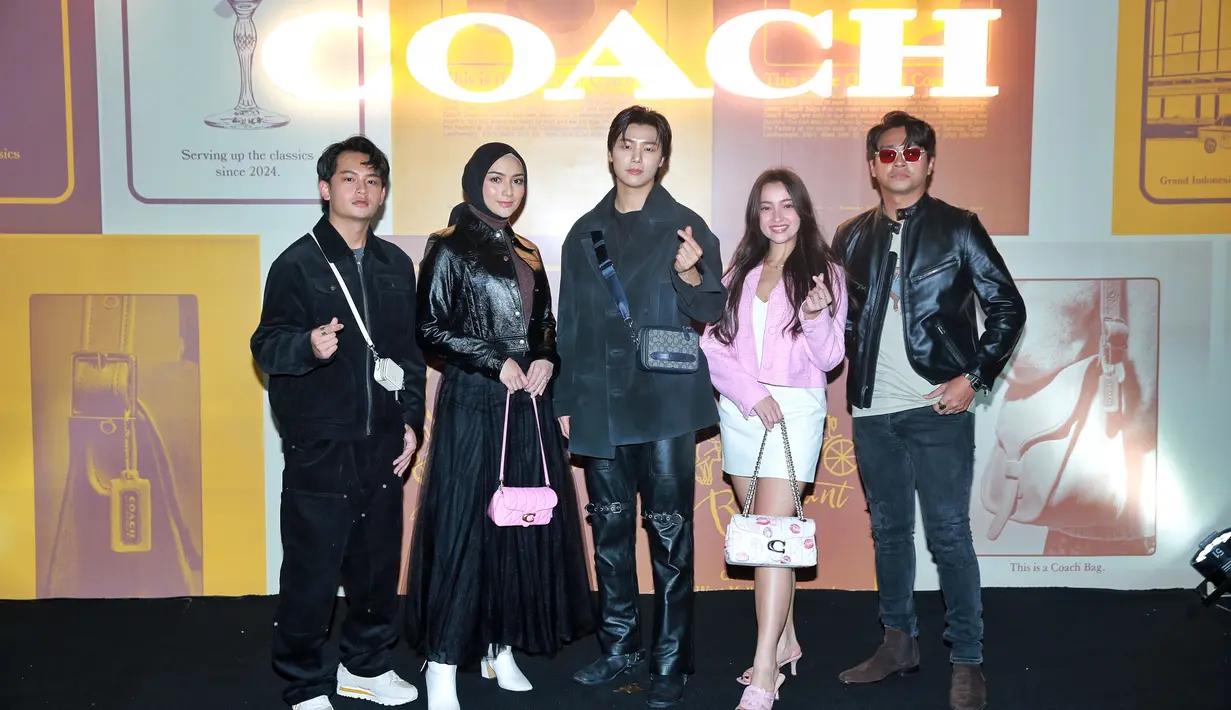 Megan Domani tampil bak Barbie dengan mini dress putih yang ditumpuknya dengan jaket dan sandal pink, dipadu dengan tas putih bercorak warna merah yang serasi. [Foto: Document FIMELA/Adrian Putra]