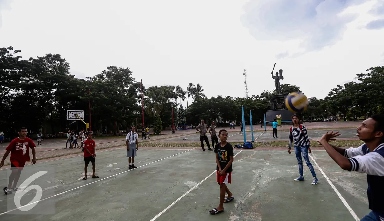 Sejumlah remaja bermain bola voli di Lapangan Merdeka, Ambon, Maluku, Senin (7/2). Selain lapangan terdapat juga patung Pattimura yang dibuat untuk mengenang jasa-jasa beliau dikawasan tersebut. (Liputan6.com/Faizal Fanani)