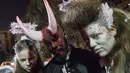 Sejumlah peserta mengenakan kostum menyerupai zombie saat mengikuti perayaan hari Purim di Tel Aviv (11/3). Perayaan ini sebagai bentuk peringatan orang Yahudi bebas dari rencana jahat Haman. (AFP/Jack Guez)