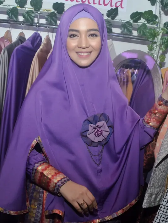 Sering membaca buku agama dan kebiasaan mengenakan jilbab sejak umroh, membuat Nuri Maulida memutuskan untuk mengenakan jilbab. Meski saat itu, pesinetron itu sempat khawatir dengan pekerjaannya didunia entertainment. (Adrian Putra/Bintang.com)