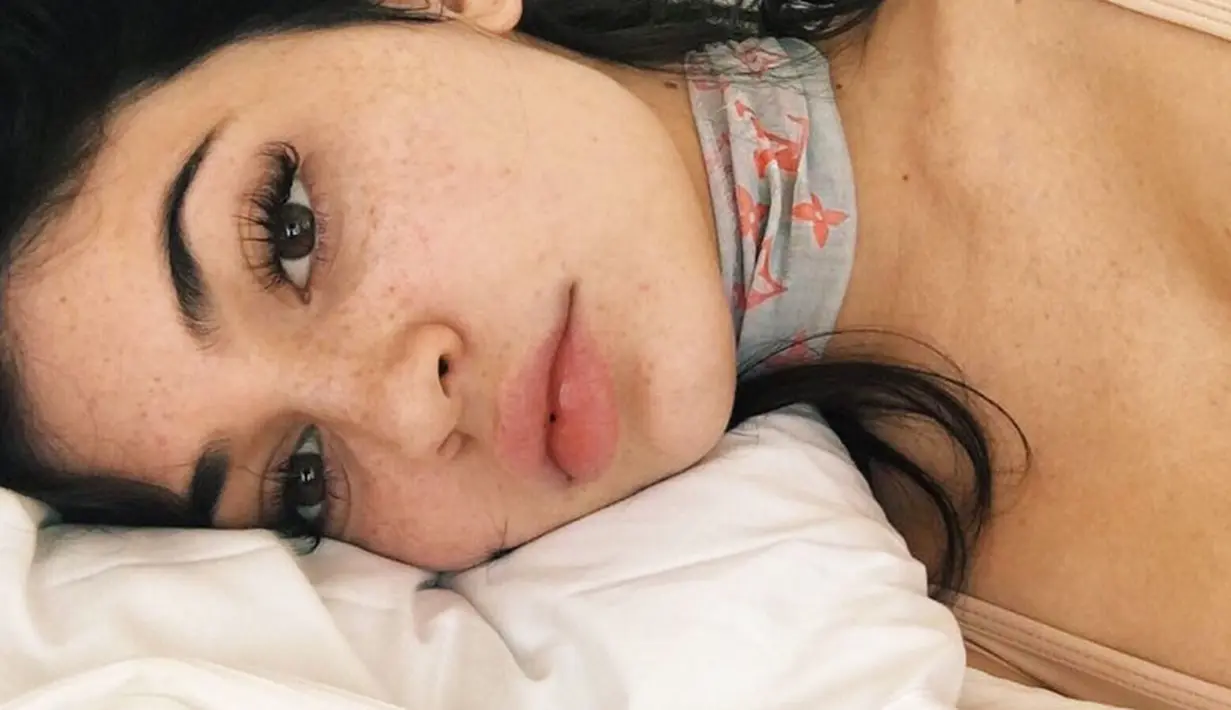 Ternyata tak bisa dipungkiri, Kylie Jenner tetap terlihat cantik dan memesona meski tanpa polesan makeup. (instagram/kyliejenner)