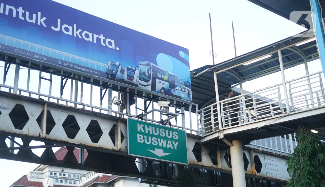 Kamera pengawas terpasang di jalur koridor 6 Transjakarta, Jakarta, Kamis (23/1/2020). Direktorat Lalu Lintas Polda Metro Jaya akan menerapkan tilang elektronik untuk pengendara motor di Jalan Sudirman-MH Thamrin dan jalur koridor 6 Trans-Jakarta Ragunan-Dukuh Atas. (Liputan6.com/Immanuel Antonius)