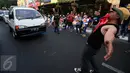 Seorang peserta karnaval menarik sebuah mobil saat mengikuti karnaval budaya Keris Summit 2015 di Jl Malioboro, Yogyakarta,  Rabu (28/10/2015). Agenda dari acara ini seperti workshop ,pameran dan penjaulan keris. (Boy T Harjanto)