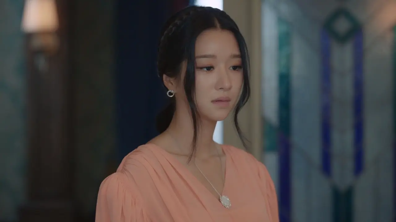 [Fimela] Perhiasan yang dipakai Seo Ye-ji di Drama It's Okay to Not Be Okay