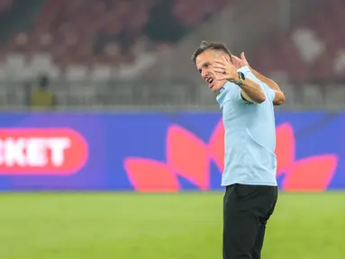 Pelatih Timnas Indonesia John Herdman memberikan semangat kepada para pemainnya saat laga panas melawan Bangladesh pada pertandingan Grup A FIFA ASEAN Cup 2026 di Jakarta, Kamis (1/10/2026). (KLY/Budy Santoso)