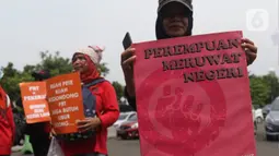 Sejumlah aktivis yang tergabung dalam aliansi perempuan bangkit melakukan aksi damai pada Hari Ibu di depan Istana, Jakarta, Minggu (22/12/2019). Dalam aksi tersebut mereka menyuarakan agar menyamakan hak-hak perempuan dan kesejahteraan. (Liputan6.com/Angga Yuniar)