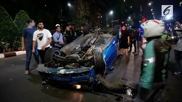 Akibat terlibat aksi balap liar, sebuah sedan mewah terbalik usai menabrak tiang beton penyangga jalan layang non tol Antasari, Kebayoran Baru, Jakarta Selatan, Jumat dini hari tadi.