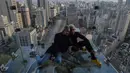 Pengunjung berpose di Sampa Sky Observation Deck di Sao Paulo, Brasil pada 05 Agustus 2021. Di dalam Sampa Sky ini pengunjung daapt melihat keindahan Kota Sao Paulo dari ketinggian. (NELSON ALMEIDA / AFP)