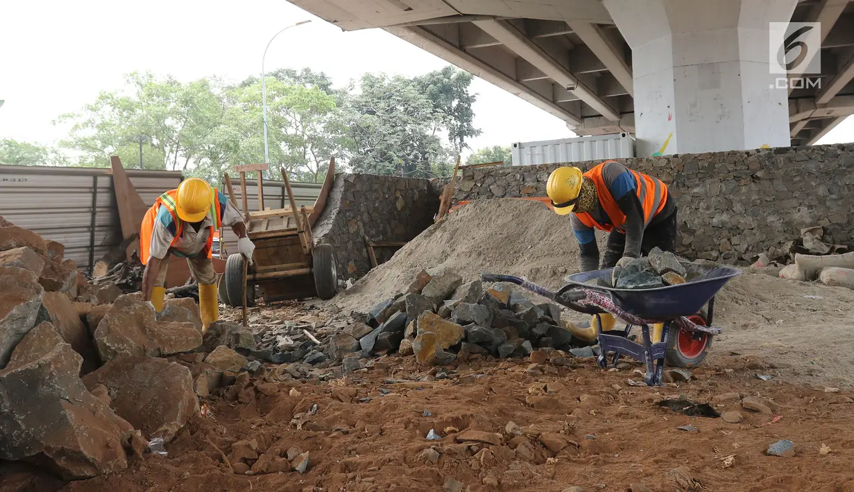 Pekerja menyelesaikan pembangunan skate park di bawah flyover Pasar Rebo, Jakarta, Rabu (28/8/2019). Skate park ini memiliki fasilitas tempat bermain anak, kolam budi daya perikanan dan pertanian kota, musala dan toilet yang akan selesai pada 15 November 2019. (Liputan6.com/Herman Zakharia)