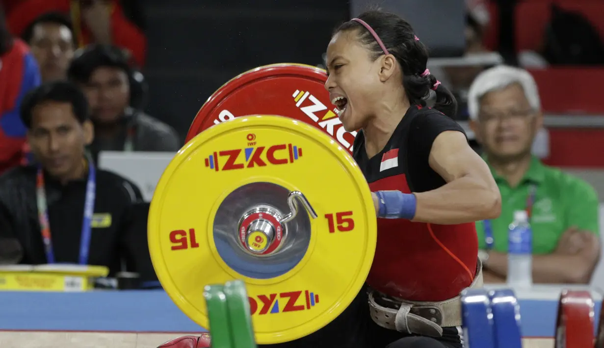 Lifter Lisa Setiawati terjatuh saat melakukan angkatan pada SEA Games 2019 cabang angkat besi nomor 45 kg di Stadion Rizal Memorial, Manila, Minggu (1/12). Dirinya meraih perak dengan total angkatan 169 kg. (Bola.com/M Iqbal Ichsan)