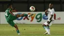 Benar saja, dalam pertandingan terakhir babak penyisihan Piala Menpora 2021 tersebut Irfan Jaya yang menjadi tumpuan lini depan dengan kecepatannya sebagai pemain sayap PS Sleman kerap kali merepotkan barisan pertahanan Bajul Ijo. (Bola.com/Ikhwan Yanuar)