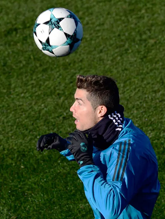 Penyerang Real Madrid, Cristiano Ronaldo berusaha mengontrol bola dengan kepalanya saat sesi latihan di  Valdebebas Sport City, Madrid (5/12). Madrid akan bertanding melawan Borussia Dortmund pada grup H Liga Champions. (AFP/Pierre-Philippe Marcou)