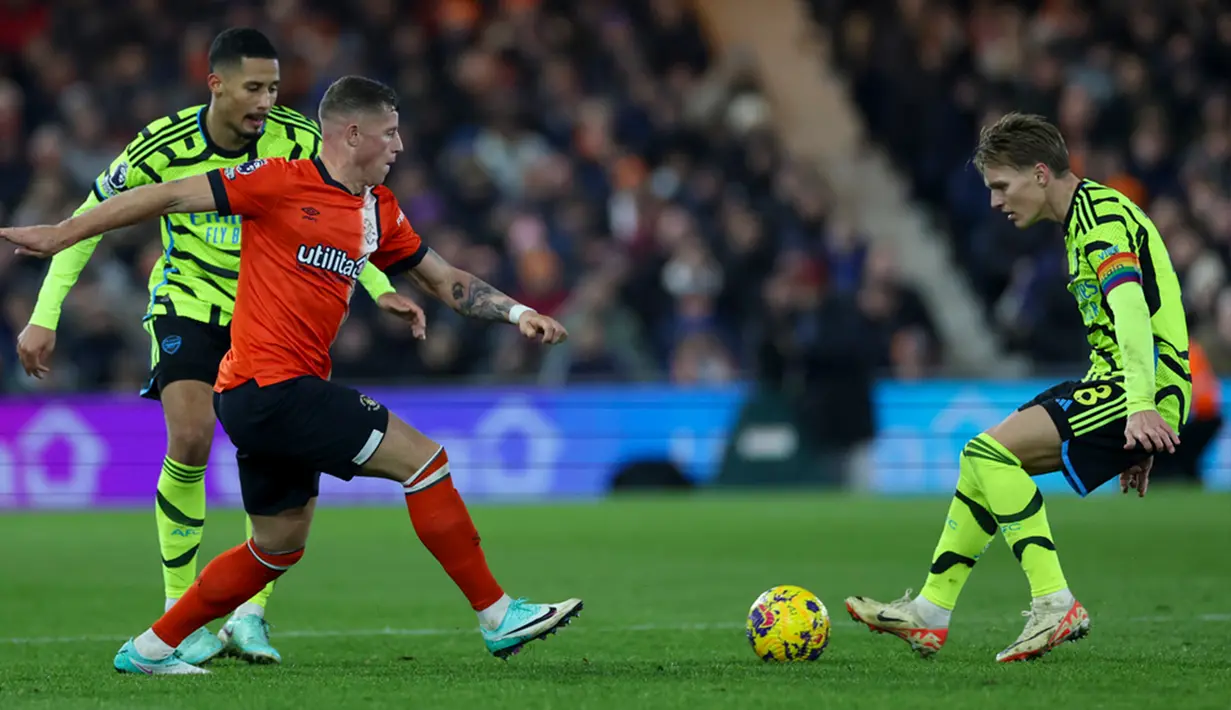 Luton dan Arsenal saling berbalas gol. Nmaun, akhirnya The Gunners yang unggul dengan mencetak 4 gol melalui Gabriel Martinelli, Gabriel Jesus, Kai Havertz, dan Declan Rice. Sedangkan 3 gol Luton dilesakkan Gabriel Osho, Elijah Adebayo, dan Ross Barkley. (AP Photo/Ian Walton)
