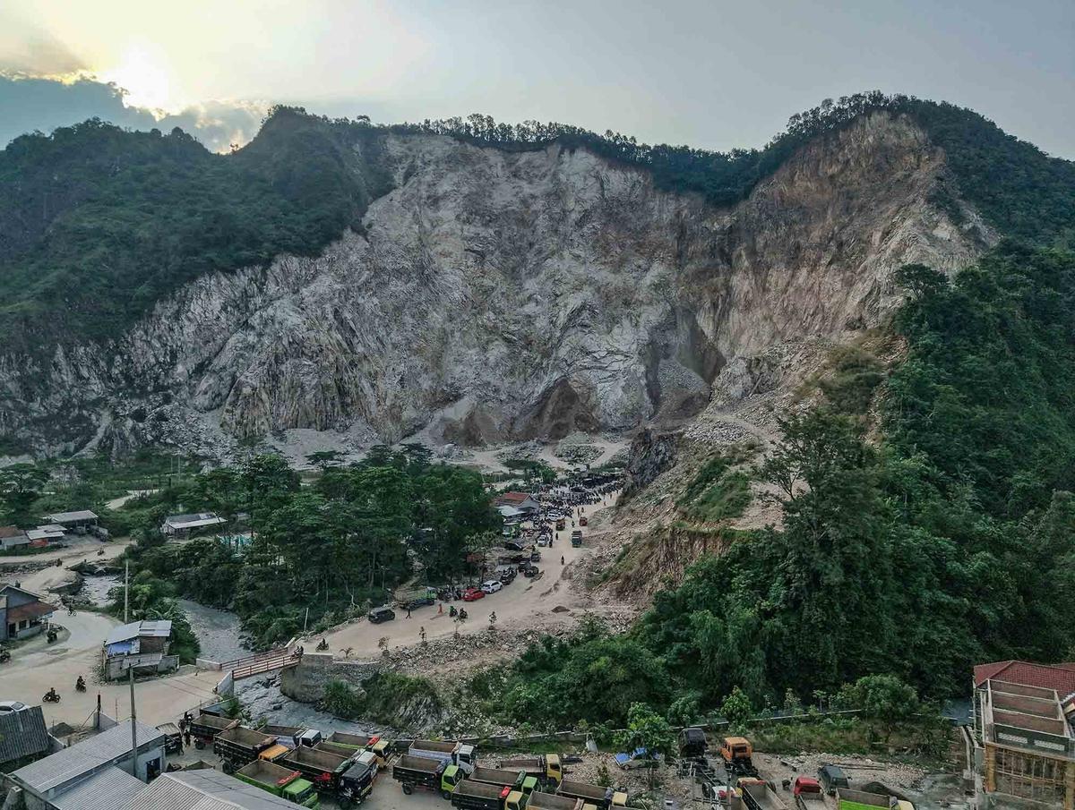 FOTO: !4 Penambang Galian C Tewas dan 8 Lainnya Masih Tertimbun Longsor Di Gunung Kuda Cirebon
