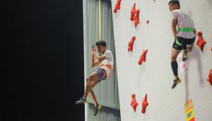 Keunggulan serupa juga terlihat di nomor speed putra. Antasyafi Robby Al Hilmi tampil impresif dengan meraih medali emas. Ia mengungguli rekannya, Alfian Muhammad Fajri, yang harus puas dengan medali perak. (Bola.com/Bagaskara Lazuardi)