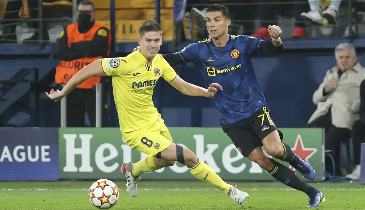 Bek Villarreal Juan Foyth berebut bola dengan penyerang Manchester United (MU) pada matchday kelima Grup F Liga Champions di Ceramica stadium, Rabu (24/11/2021) dini hari WIB. MU sukses meraih kemenangan 2-0 di kandang Villarreal. (AP Photo/Alberto Saiz)