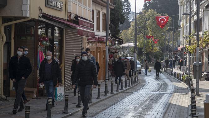 Orang-orang berjalan di Sile, sebuah kota nelayan kecil sekitar 70 kilometer dari Istanbul, Turki, pada 7 Desember 2020. Kekhawatiran akibat COVID-19 menyebabkan semakin banyak penduduk di kota terbesar Turki, Istanbul, pindah ke distrik tepi pantai terpencil kota tersebut. (Xinhua/Osman Orsal)