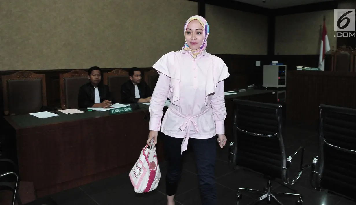 Angelina Sondakh usai menjadi saksi kasus dugaan korupsi alkes RS Khusus Pendidikan Kedokteran di Universitas Udayana dan kasus proyek Wisma Atlet Palembang di Pengadilan Tipikor, Jakarta (30/8). (Liputan6.com/Helmi Afandi)