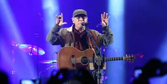 Aksi panggung musisi Iwan Fals saat tampil pada konser yang bertajuk Konser Untukmu Indonesia di Istora Senayan, Jakarta Pusat, Sabtu (21/11/2015) malam. (Nurwahyunan/Bintang.com)