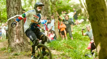 Kejuaraan Unicycle atau sepeda roda satu bertajuk 'The Muni-Elite Downhill Finals Event of The 18th Unicon' yang digelar di Desa Basque, Spanyol pada 1 Agustus 2016. (AFP PHOTO / Gari Garaialde)