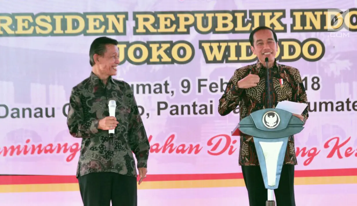 Presiden Jokowi tertawa saat memberikan kuis dalam HPN 2018 di Padang, Sumatera Barat, Jumat (9/2). Dalam HPN 2018, Jokowi menceritakan kunjungannya ke keluarga dari tokoh pers yang sangat dikagumi, Djamaluddin Adinegoro. (Liputan6.com/Pool/Biro Setpres)