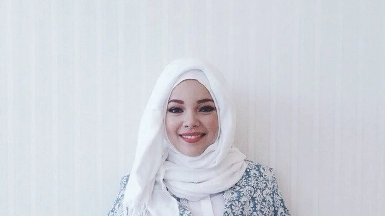 6 Potret Lawas Dewi Sandra di Awal Berhijab, Ubah Penampilan Usai Menikah Lagi