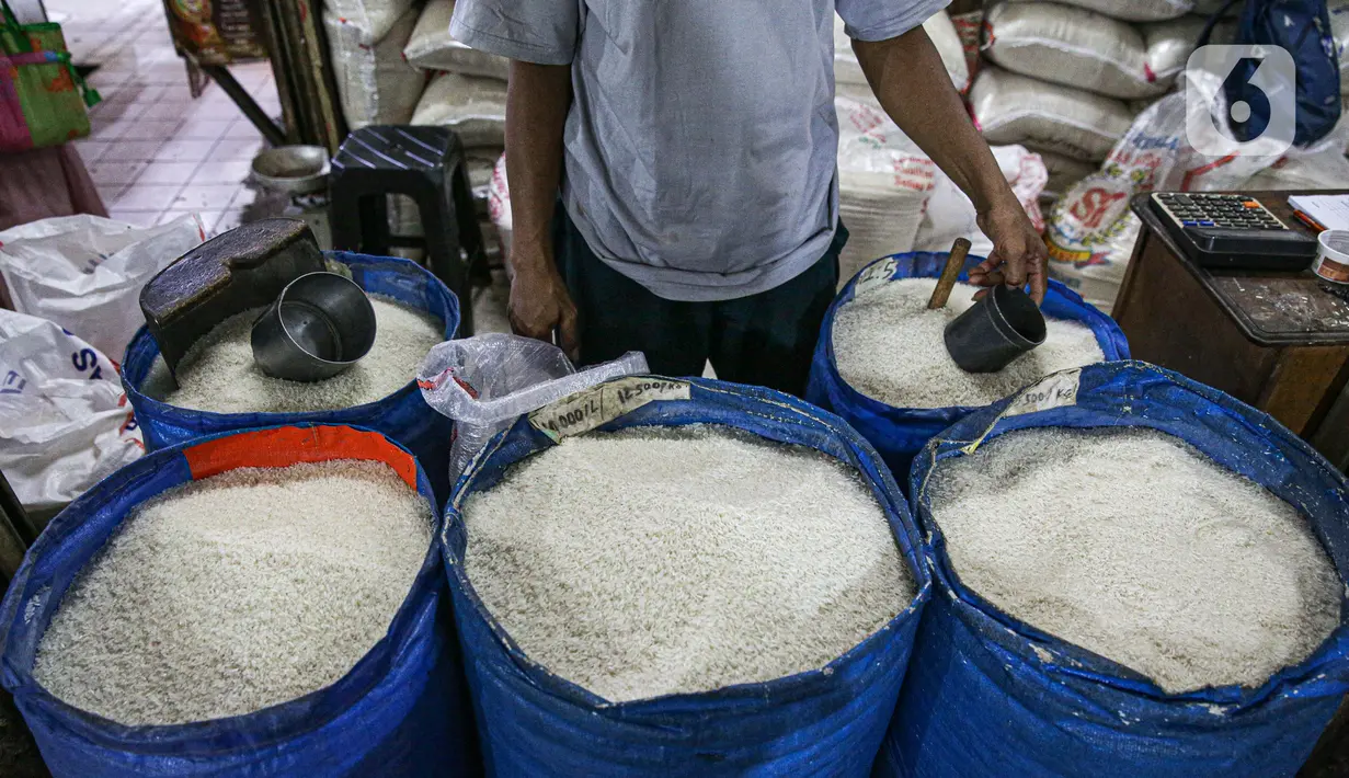 Pedagang beras menunggu pembeli di Pasar Tebet Timur, Jakarta, Jumat (11/6/2021). Kementerian Keuangan menyatakan kebijakan tarif Pajak Pertambahan Nilai (PPN), termasuk soal penerapannya pada sembilan bahan pokok (sembako), masih menunggu pembahasan lebih lanjut. (Liputan6.com/Faizal Fanani)