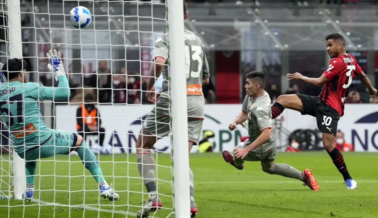 Pemain AC Milan Messias Junior (kanan) mencetak gol ke gawang Genoa pada pertandingan Serie A di Stadion San Siro, Milan, Italia, 15 April 2022. AC Milan menang 2-0. (AP Photo/Luca Bruno)