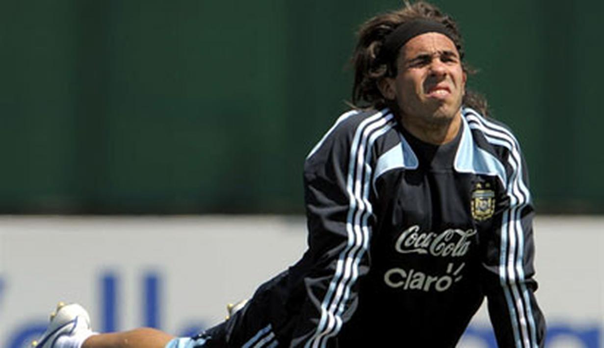 Argentina's footballer Carlos Tevez stretches during a training session in Ezeiza, Buenos Aires on October 9, 2008. AFP PHOTO/Juan MABROMATA