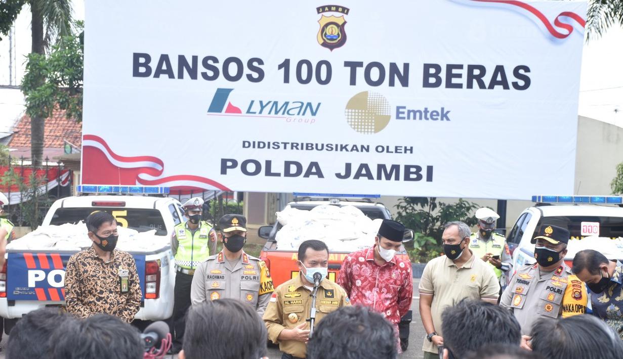 Gubernur Jambi Al Haris saat acara pelepasan pendistribusian 100 ton beras di halaman Mapolda Jambi, Jumat (6/8/2021). Acara pelepasan pendistribusian beras untuk masyarakat terdampak Pandemi Covid-19 ini merupakan bantuan dari EMTEK (Elang Mahkota Teknologi) dan LYMAN Group. (Liputan6.com/Istimewa)