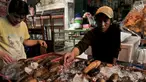 Pedagang teripang melayani calon pembeli di kawasan Petak Sembilan, Jakarta, Selasa (24/1). Jelang hari raya Imlek, teripang dan ikan Bandeng banyak dicari untuk menu makan bersama keluarga. (Liputan6.com/Yoppy Renato)