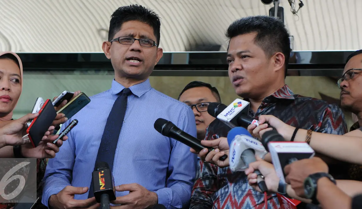 Wakil Ketua KPK, Laode M Syarif (kiri) memberikan keterangan pers usai mengadakan pertemuan dengan Ketua KPPU, Syarkawi Rauf di Jakarta, Selasa (20/12). (Liputan6.com/Helmi Afandi)