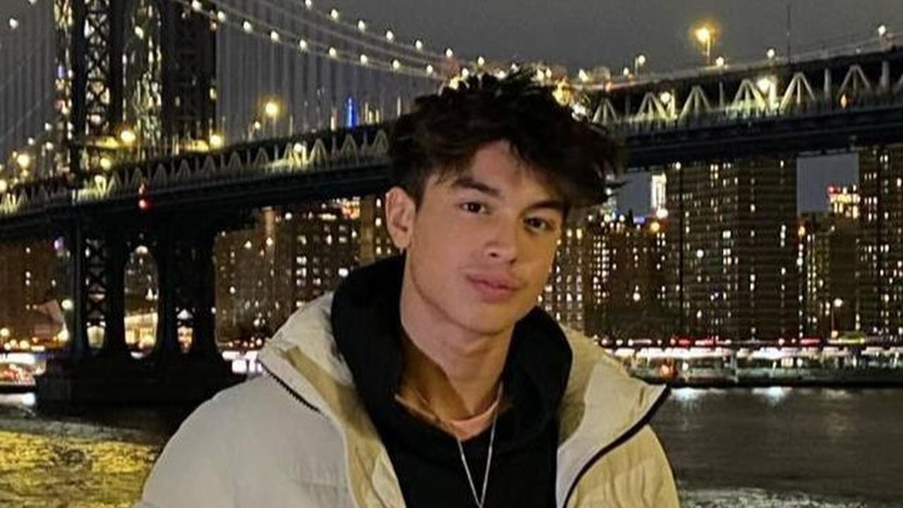 Aura boyfriend material yang melekat pada penampilannya membuat netizen semakin terpikat dan jatuh hati pada pesona Eddy.